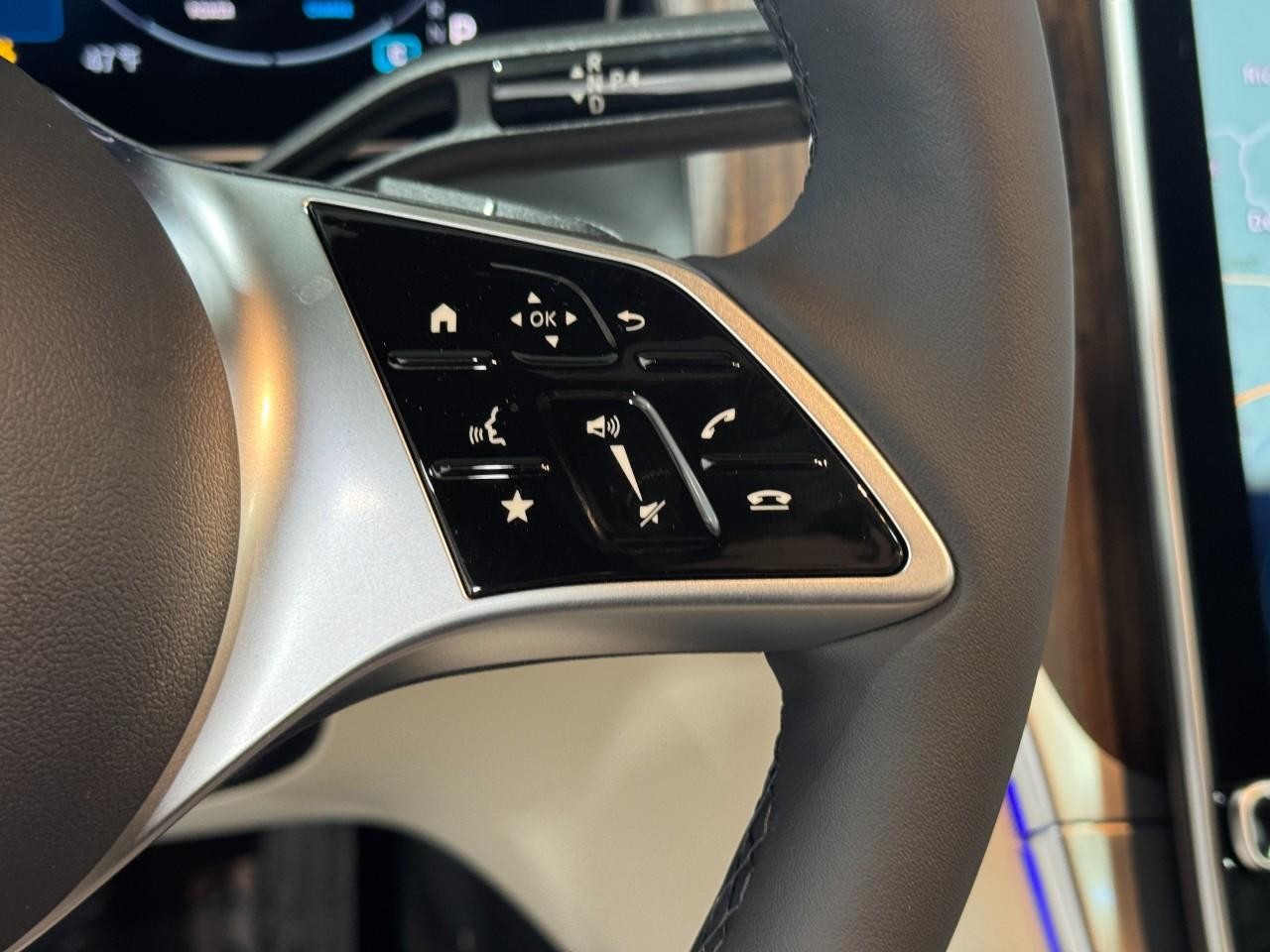 Mercedes-Benz GLC Vehicle Full-screen Gallery Image 31