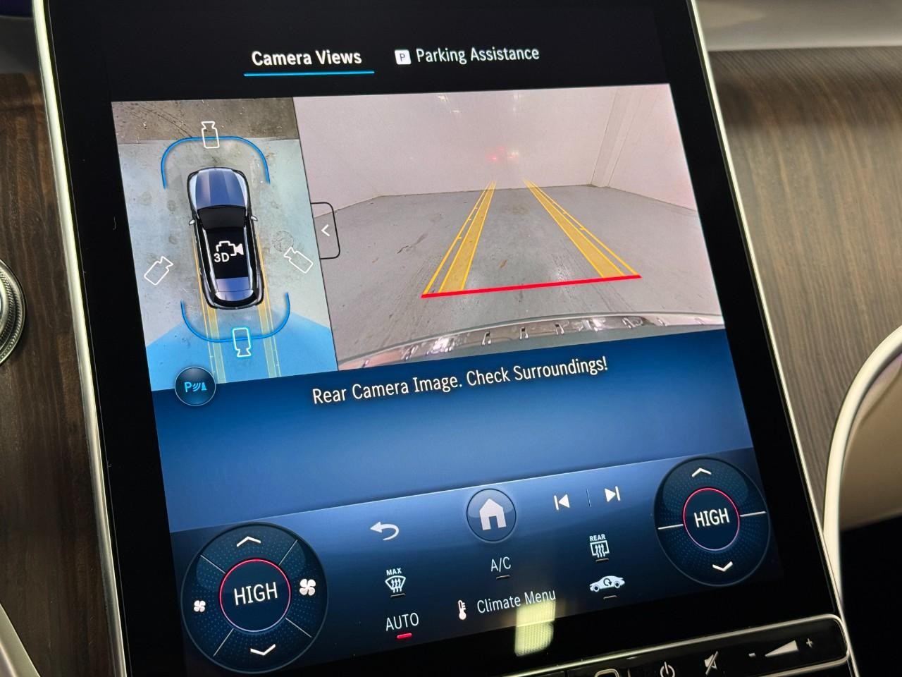 Mercedes-Benz GLC Vehicle Full-screen Gallery Image 34