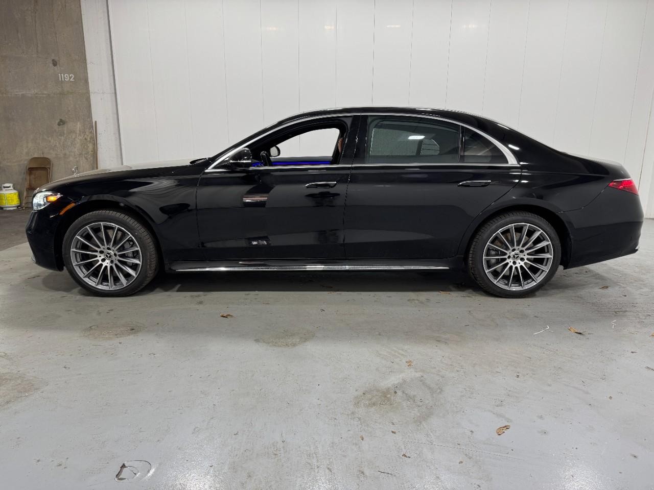 Mercedes-Benz S-Class Vehicle Full-screen Gallery Image 2