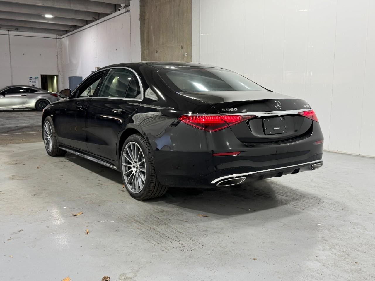 Mercedes-Benz S-Class Vehicle Full-screen Gallery Image 3