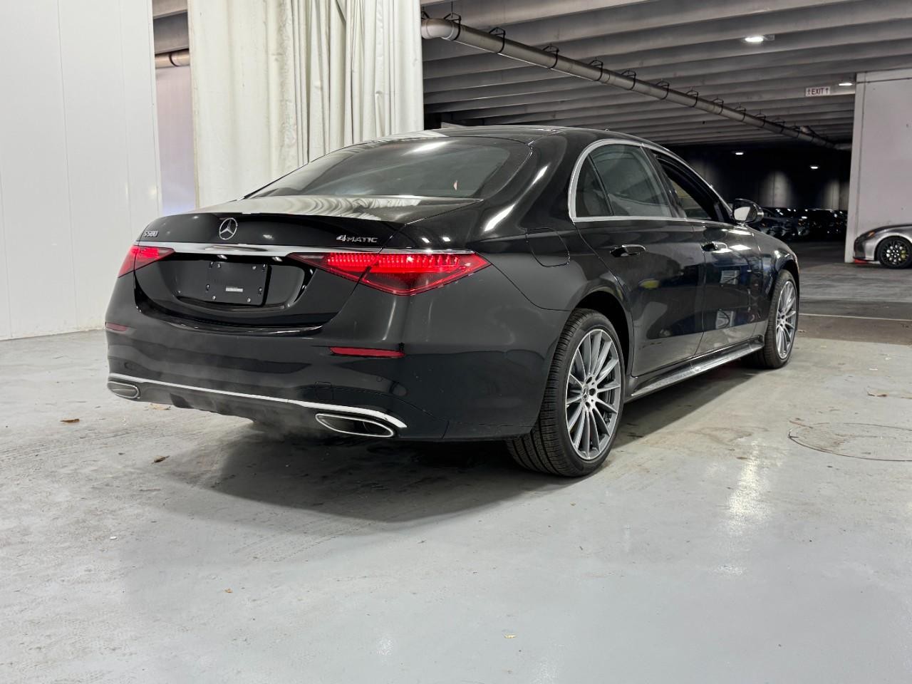 Mercedes-Benz S-Class Vehicle Full-screen Gallery Image 4