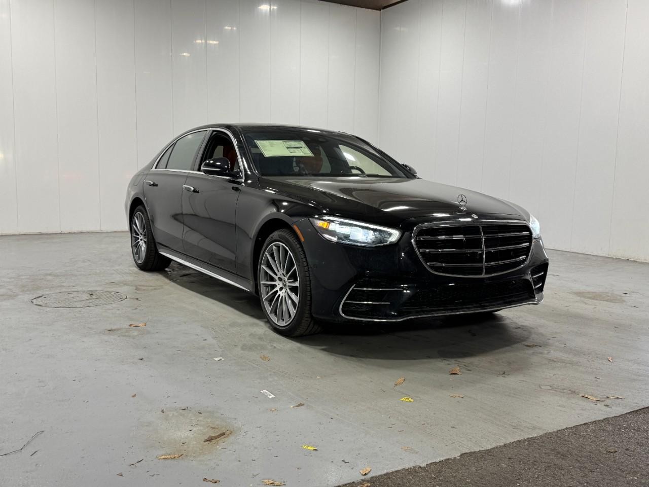 Mercedes-Benz S-Class Vehicle Full-screen Gallery Image 6