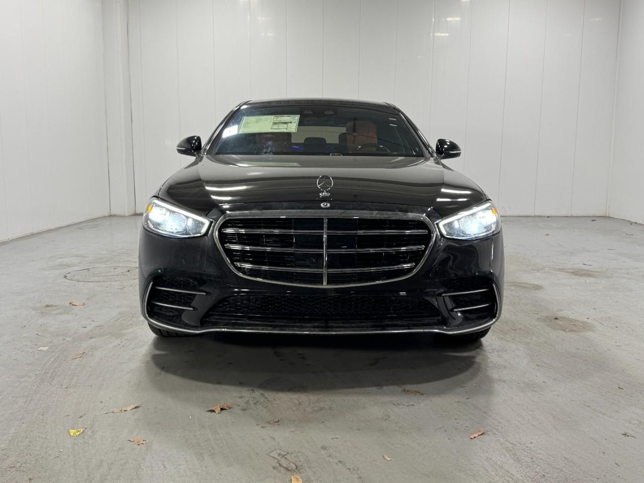 Mercedes-Benz S-Class Vehicle Full-screen Gallery Image 7
