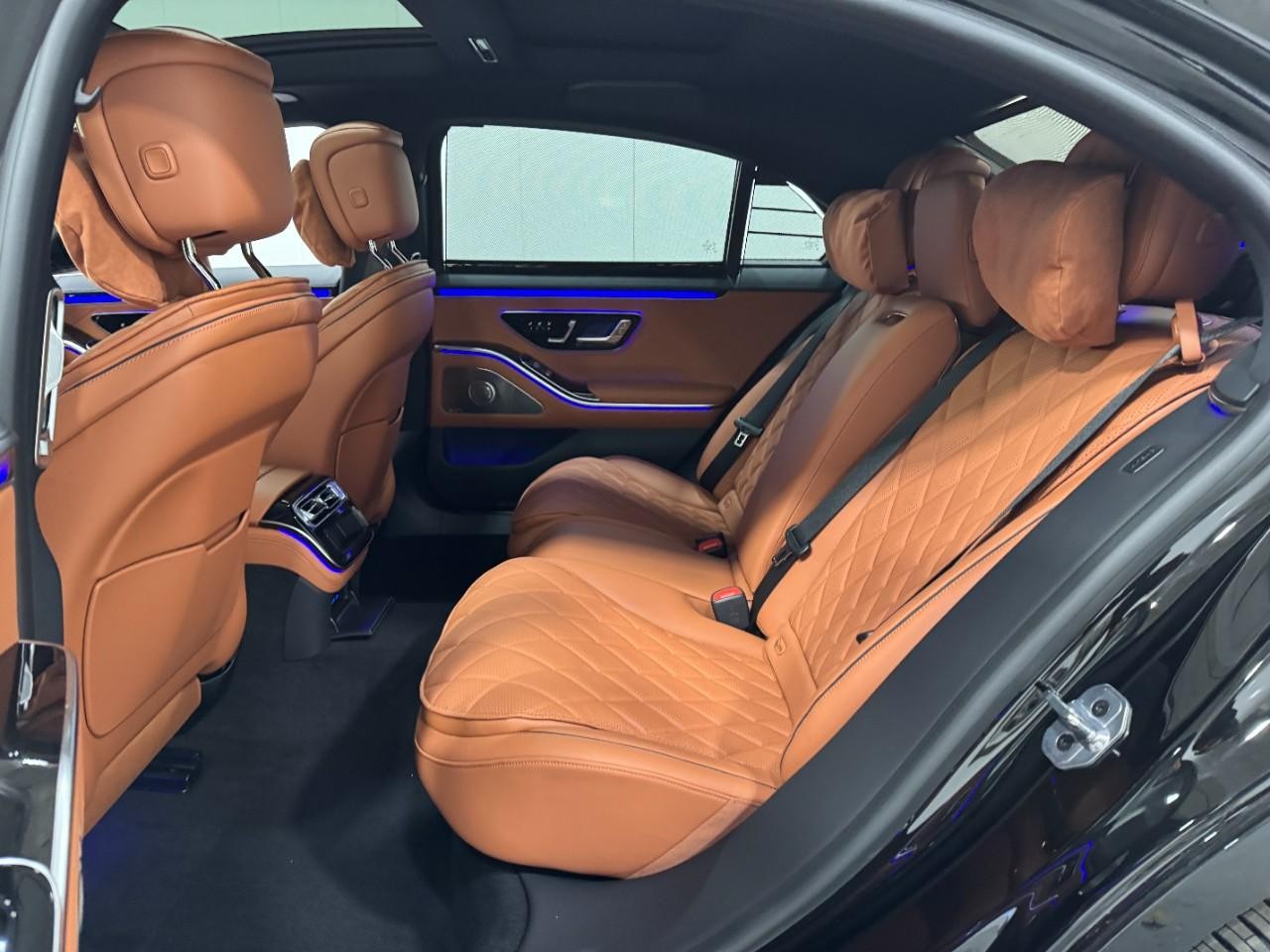 Mercedes-Benz S-Class Vehicle Full-screen Gallery Image 8