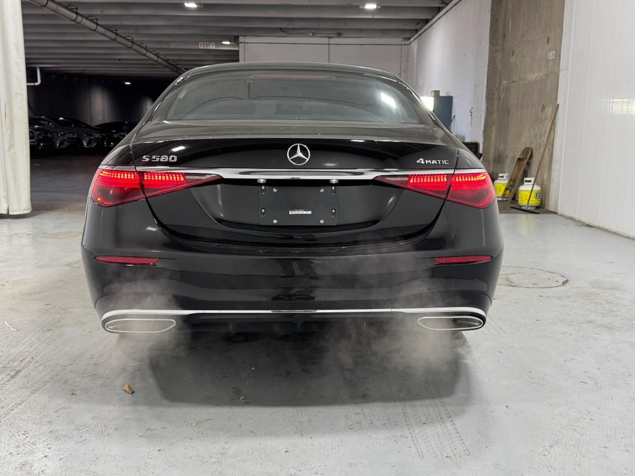 Mercedes-Benz S-Class Vehicle Full-screen Gallery Image 9