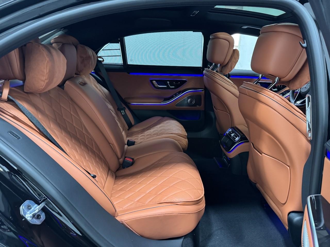 Mercedes-Benz S-Class Vehicle Full-screen Gallery Image 10