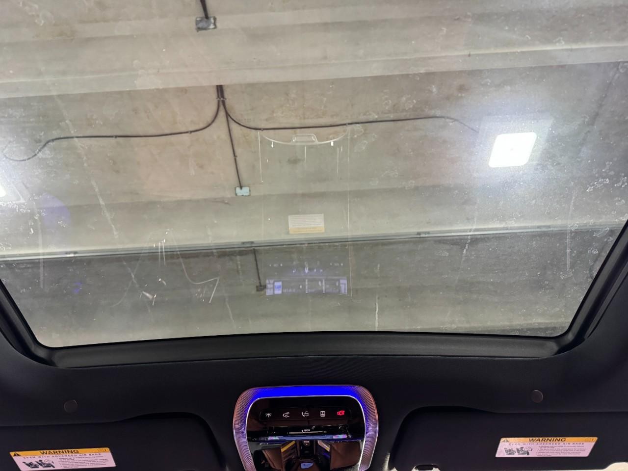 Mercedes-Benz S-Class Vehicle Full-screen Gallery Image 11