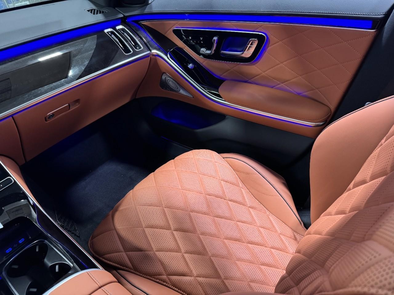 Mercedes-Benz S-Class Vehicle Full-screen Gallery Image 15