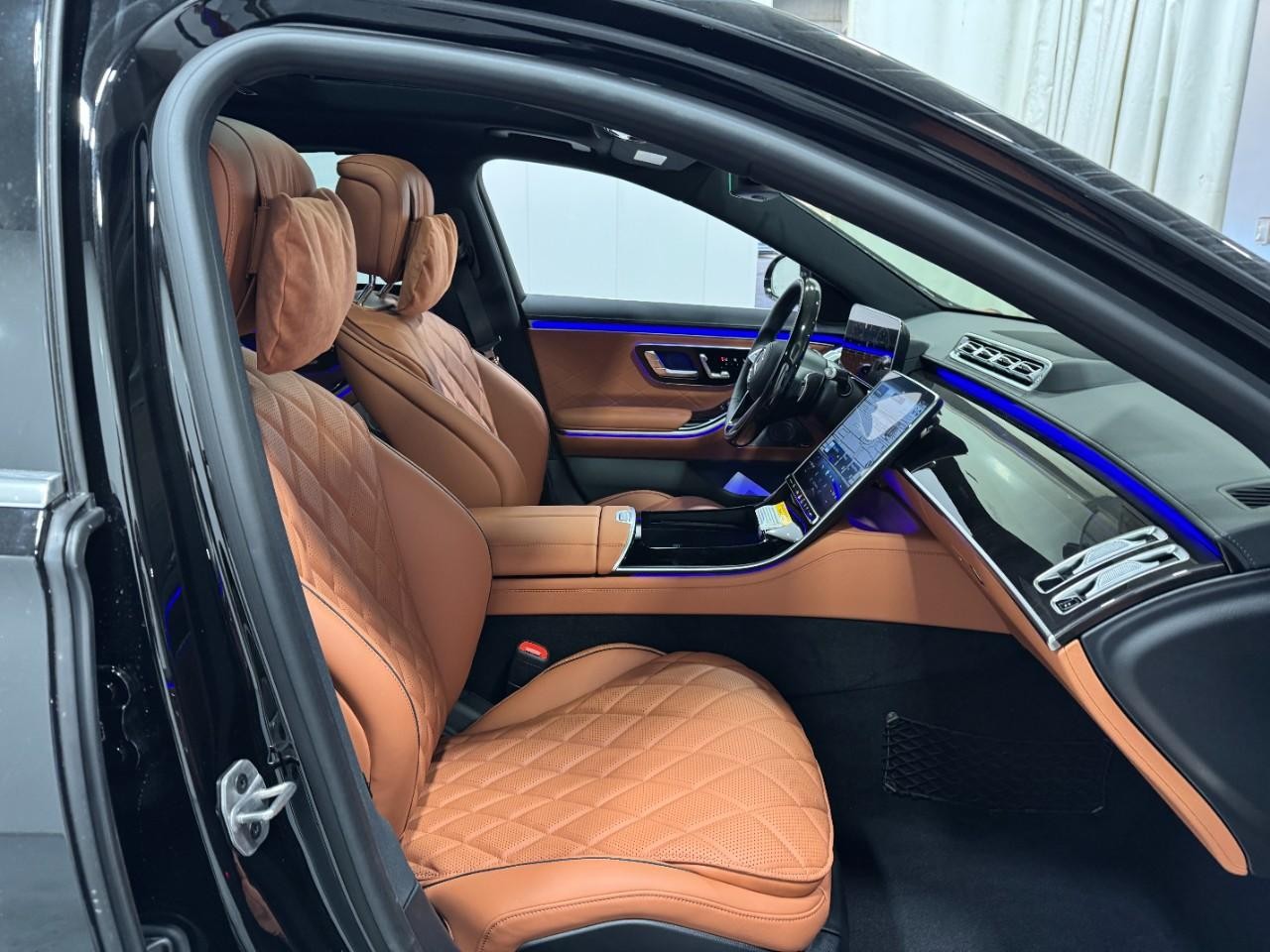 Mercedes-Benz S-Class Vehicle Full-screen Gallery Image 16