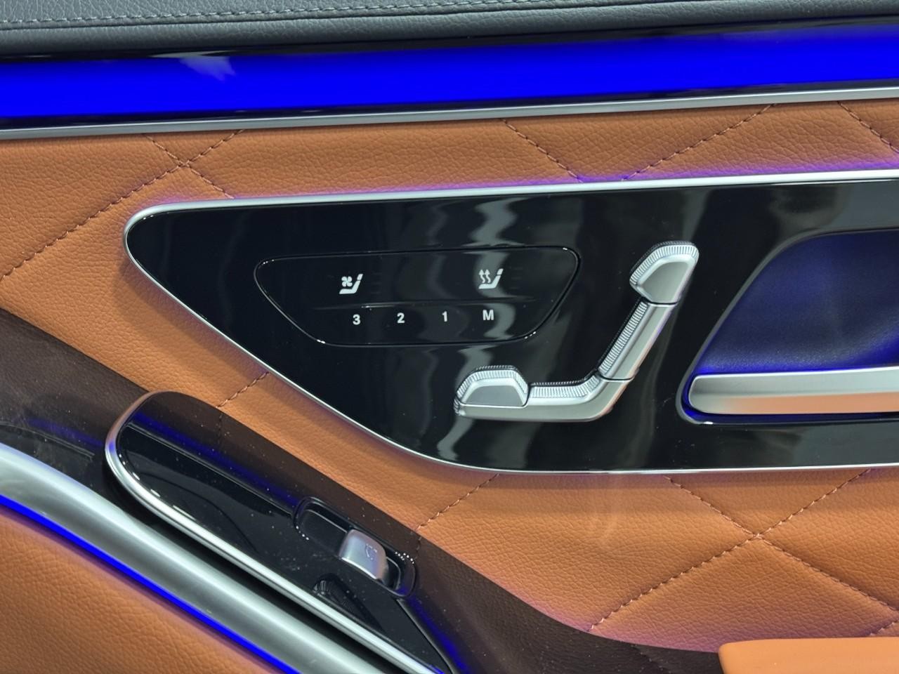 Mercedes-Benz S-Class Vehicle Full-screen Gallery Image 18