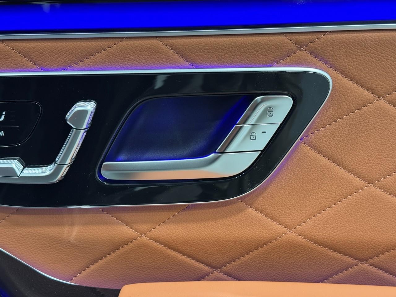 Mercedes-Benz S-Class Vehicle Full-screen Gallery Image 19