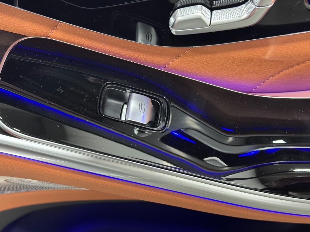 Mercedes-Benz S-Class Vehicle Full-screen Gallery Image 20