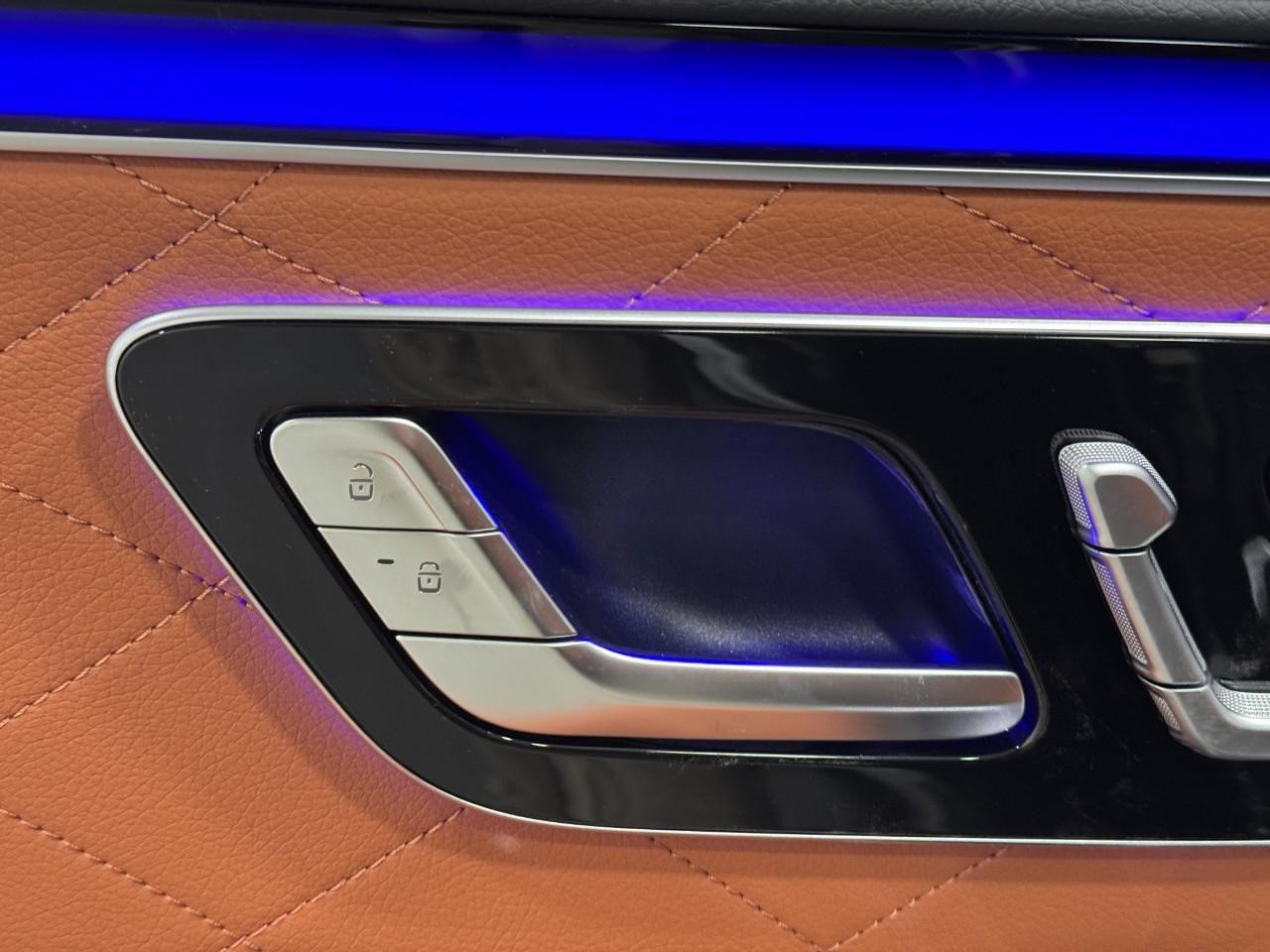 Mercedes-Benz S-Class Vehicle Full-screen Gallery Image 22