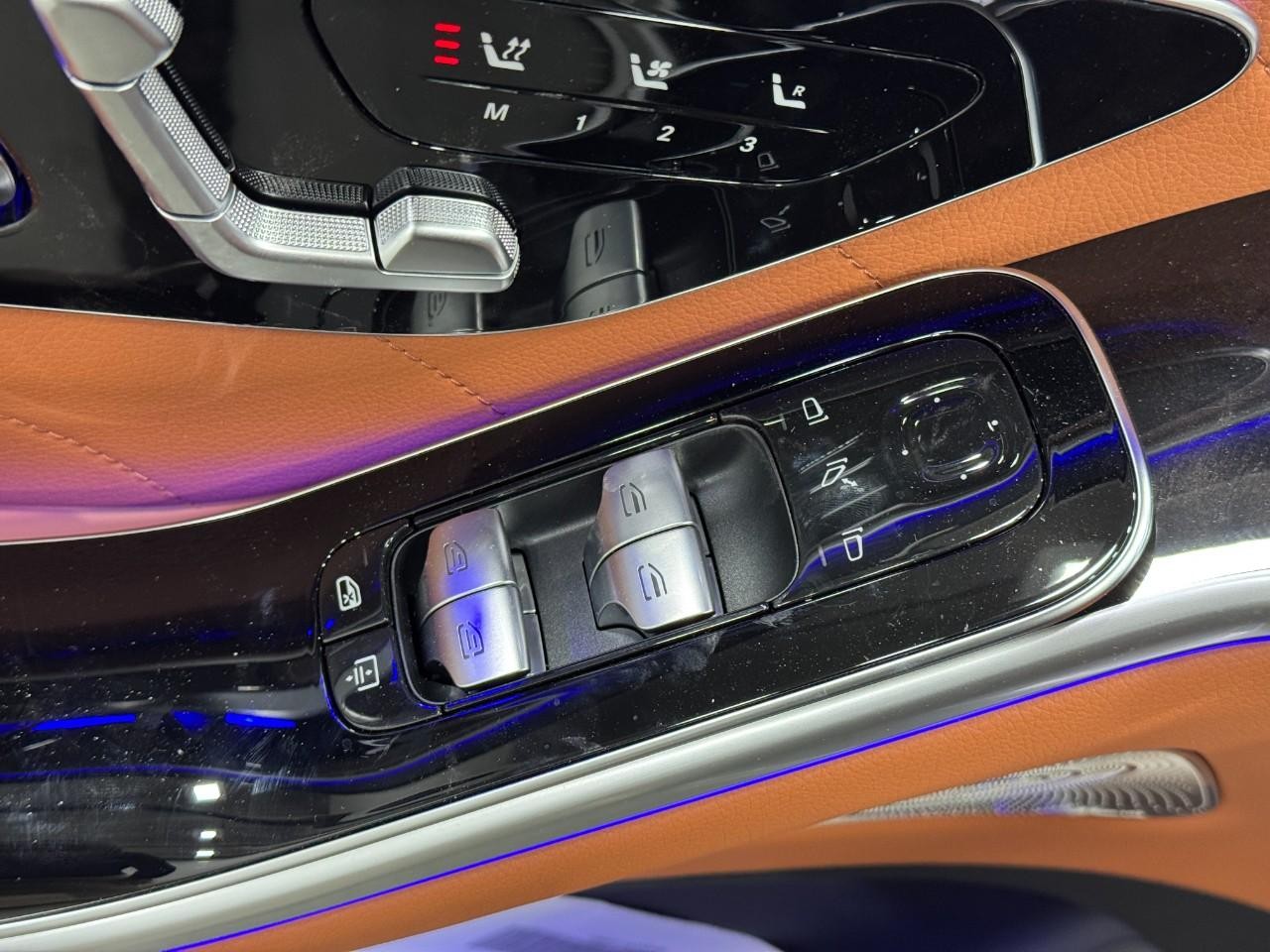 Mercedes-Benz S-Class Vehicle Full-screen Gallery Image 23