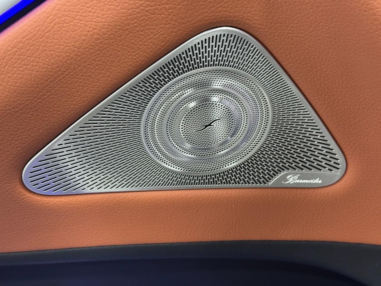 Mercedes-Benz S-Class Vehicle Full-screen Gallery Image 25