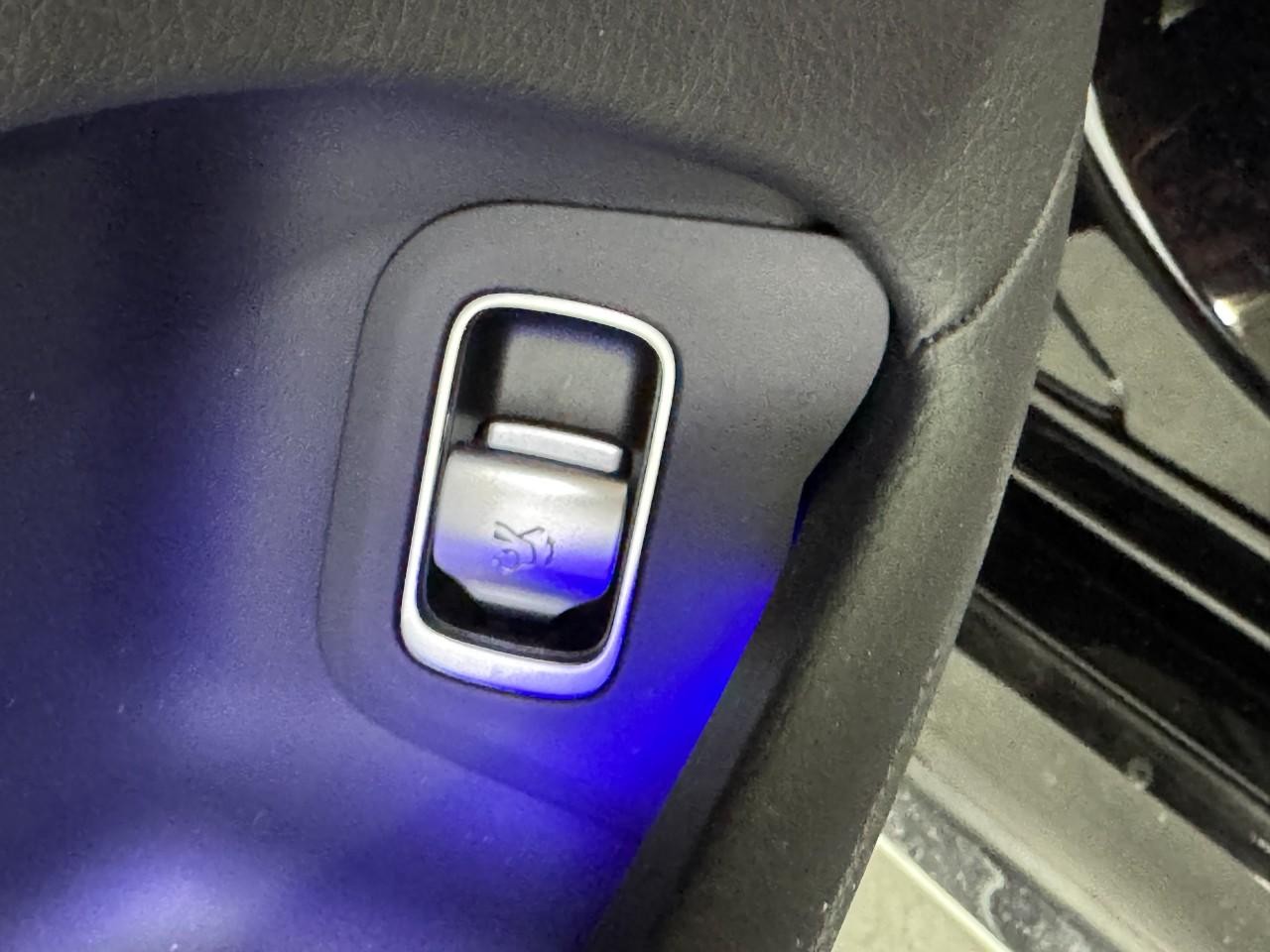 Mercedes-Benz S-Class Vehicle Full-screen Gallery Image 26