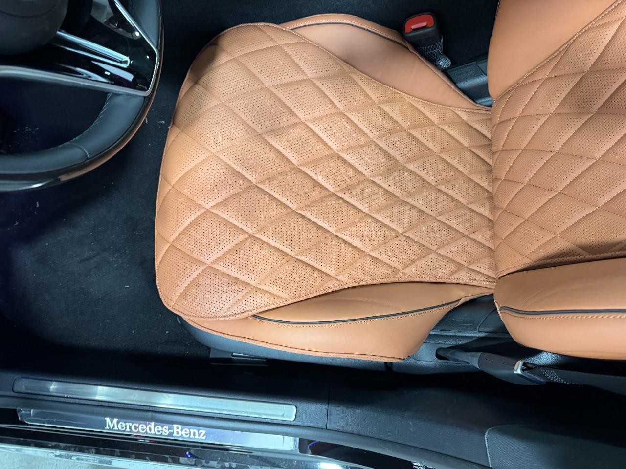 Mercedes-Benz S-Class Vehicle Full-screen Gallery Image 28