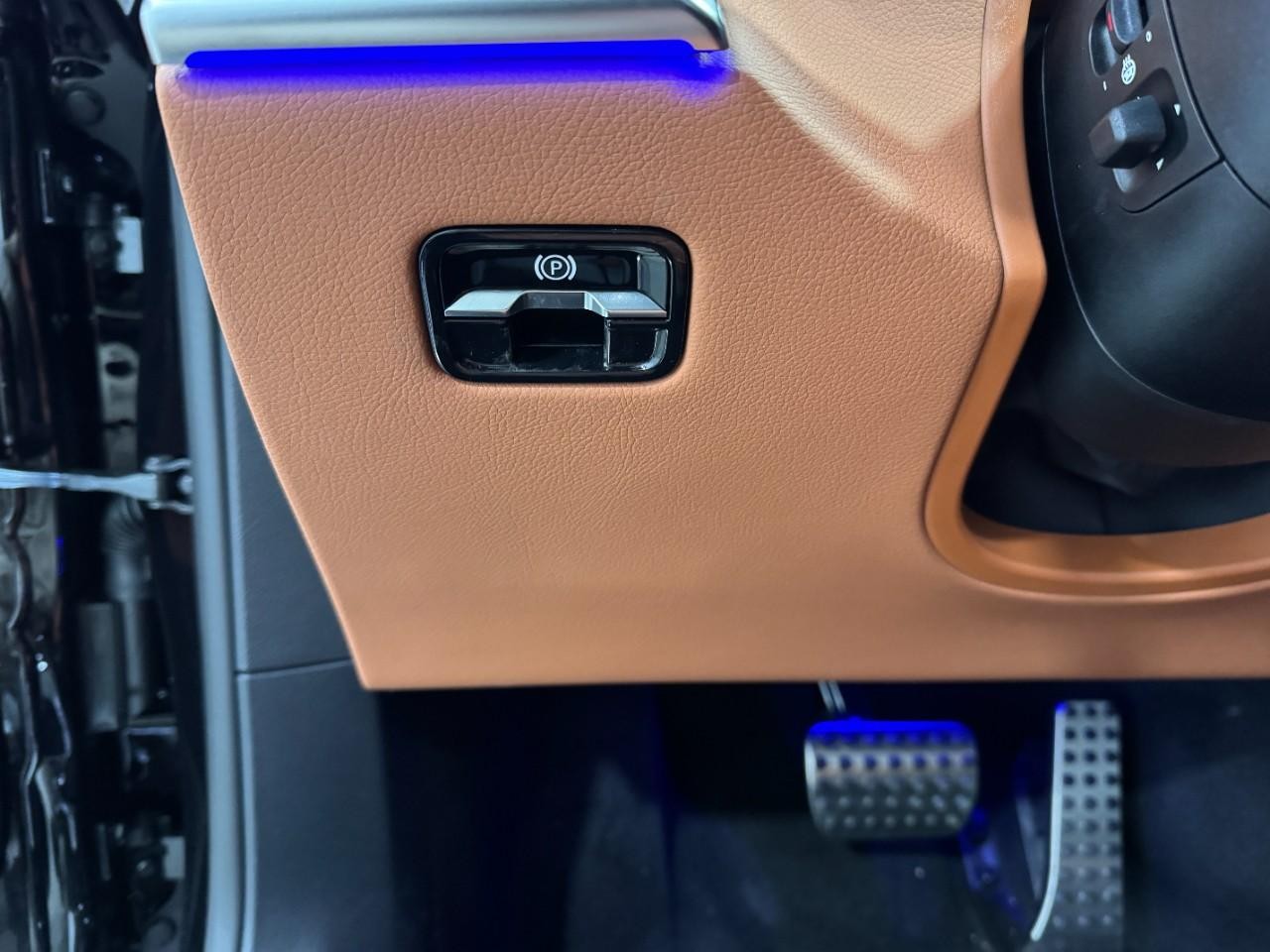 Mercedes-Benz S-Class Vehicle Full-screen Gallery Image 29