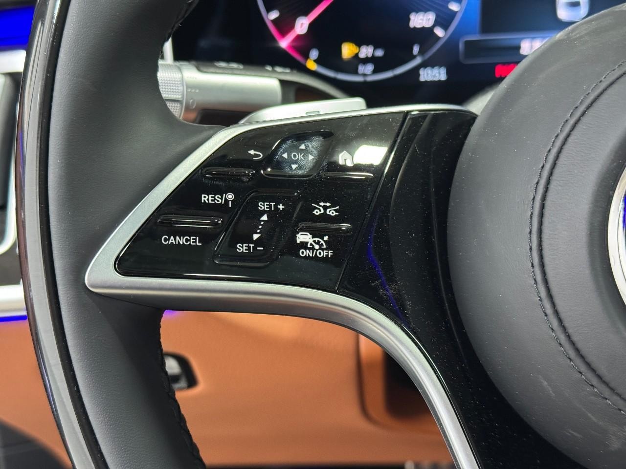 Mercedes-Benz S-Class Vehicle Full-screen Gallery Image 30