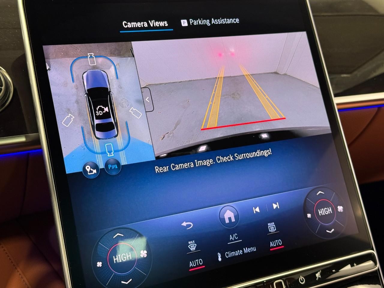 Mercedes-Benz S-Class Vehicle Full-screen Gallery Image 34