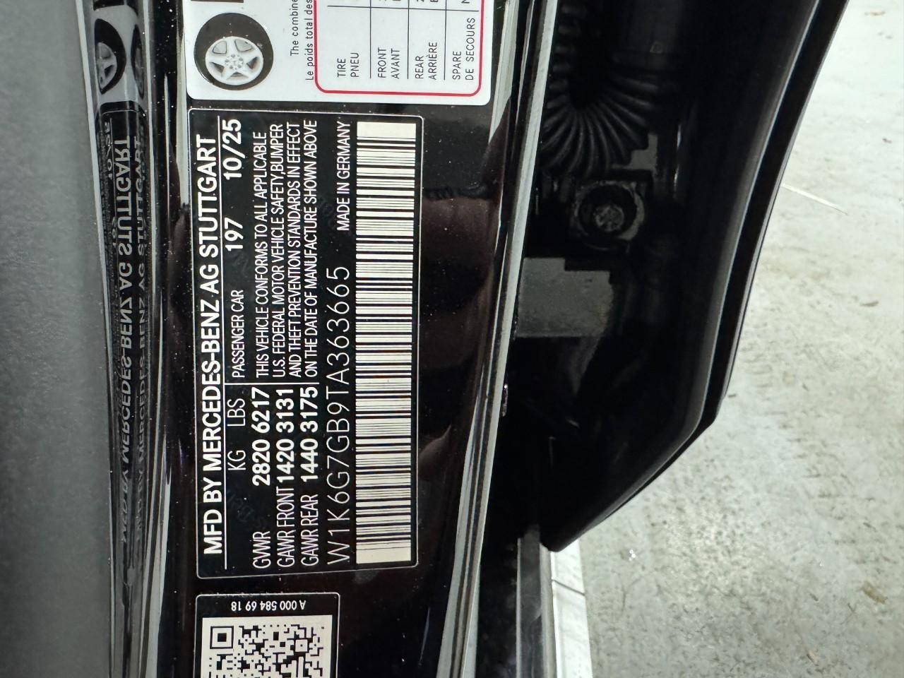 Mercedes-Benz S-Class Vehicle Full-screen Gallery Image 35