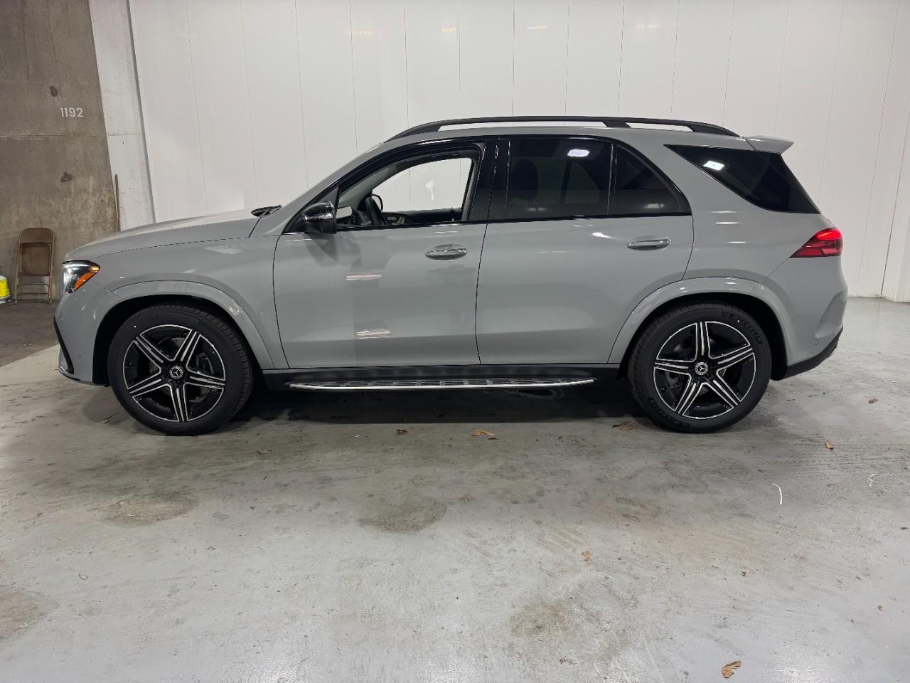 Mercedes-Benz GLE Vehicle Full-screen Gallery Image 2