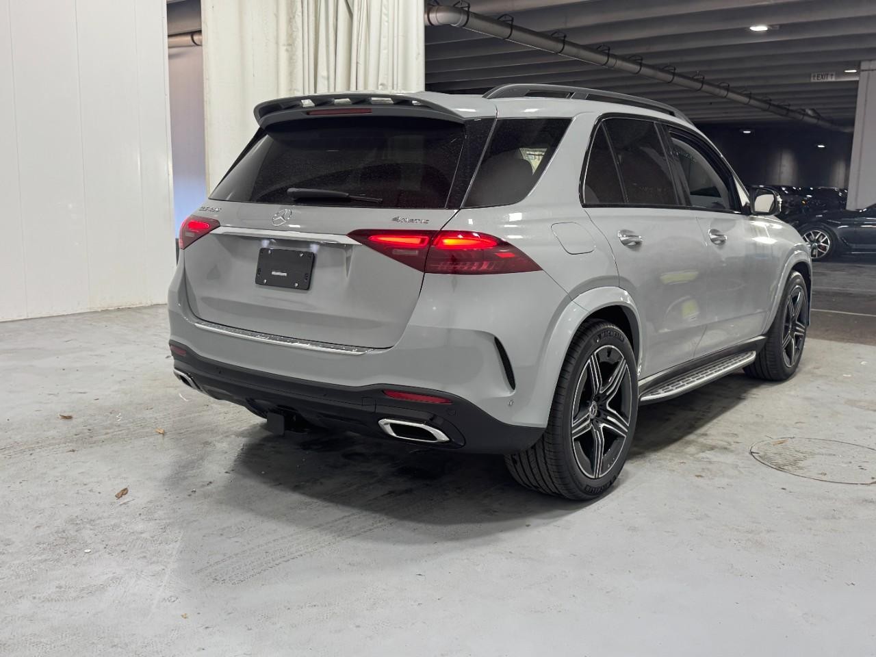 Mercedes-Benz GLE Vehicle Full-screen Gallery Image 4