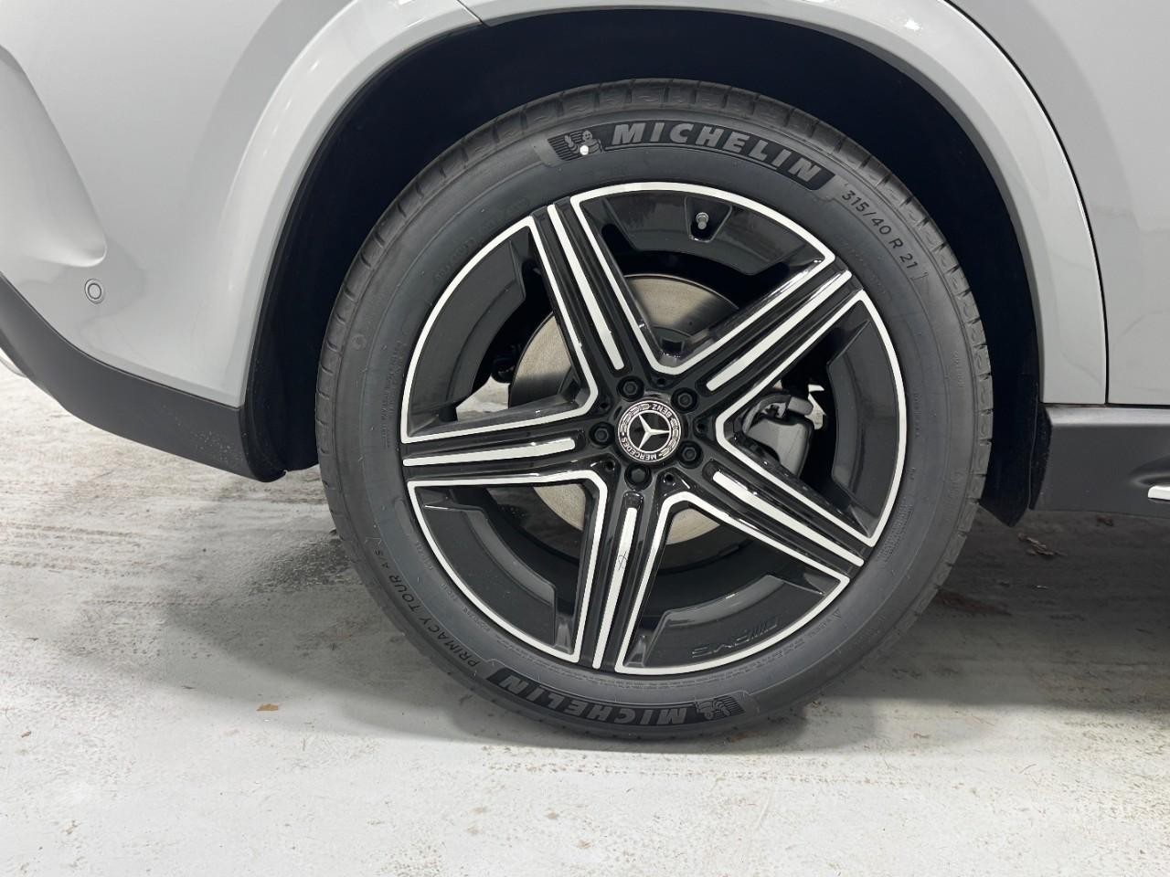 Mercedes-Benz GLE Vehicle Full-screen Gallery Image 5