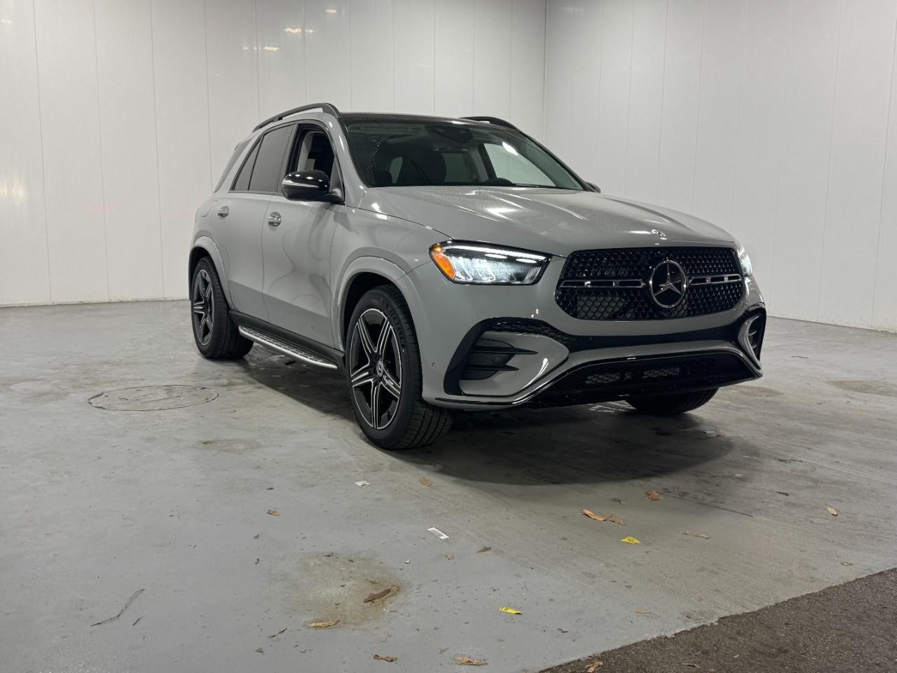 Mercedes-Benz GLE Vehicle Full-screen Gallery Image 6