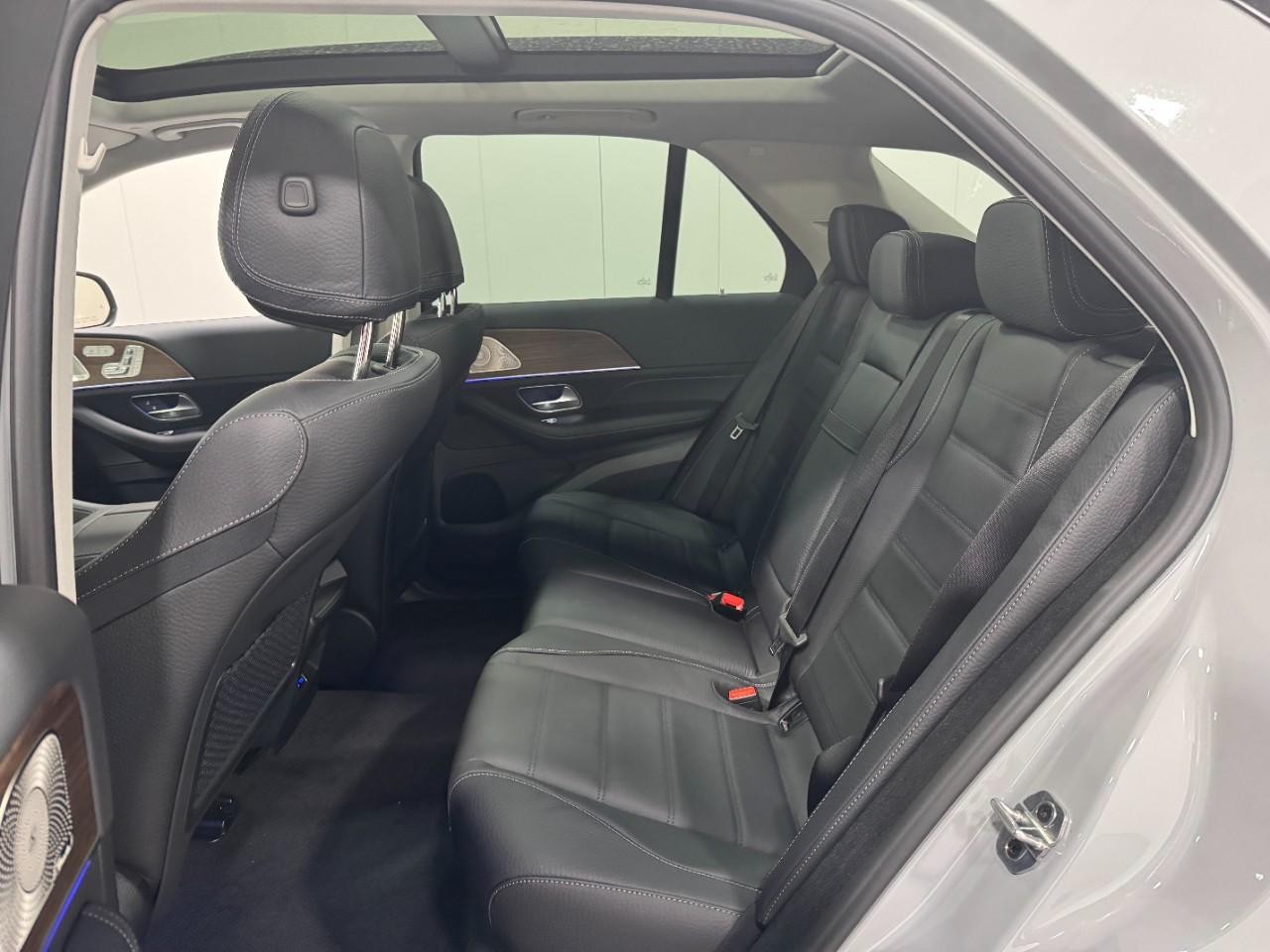 Mercedes-Benz GLE Vehicle Full-screen Gallery Image 8