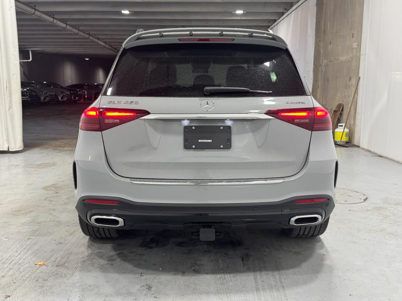 Mercedes-Benz GLE Vehicle Full-screen Gallery Image 9