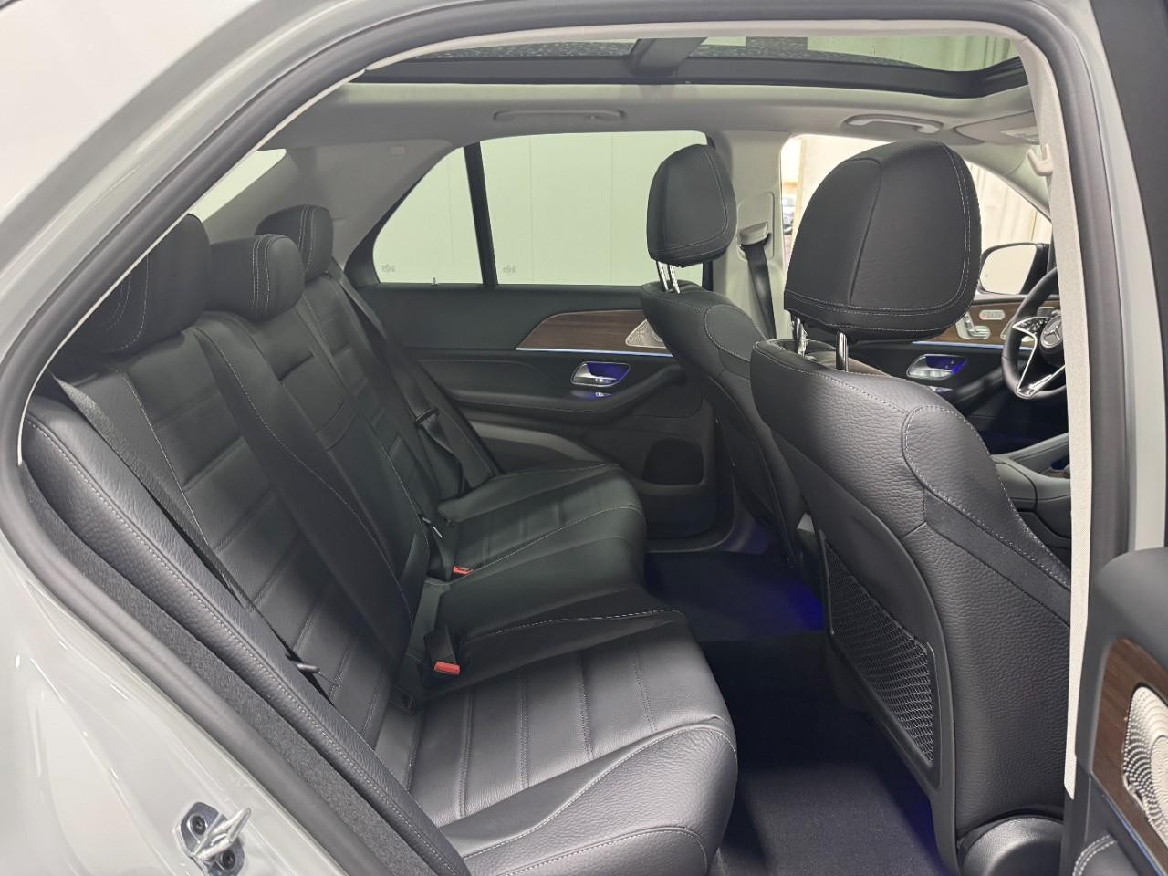 Mercedes-Benz GLE Vehicle Full-screen Gallery Image 10