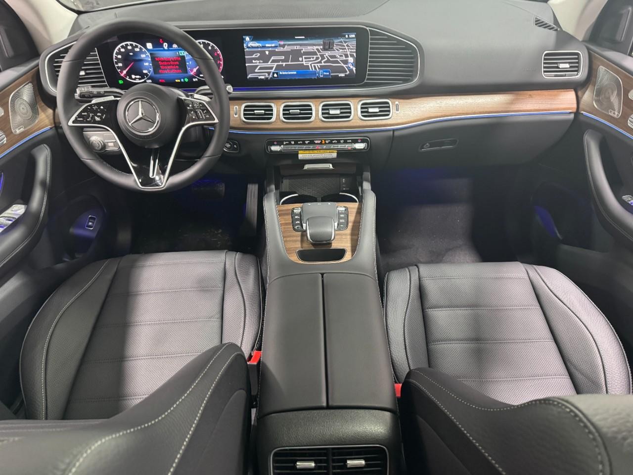 Mercedes-Benz GLE Vehicle Full-screen Gallery Image 12