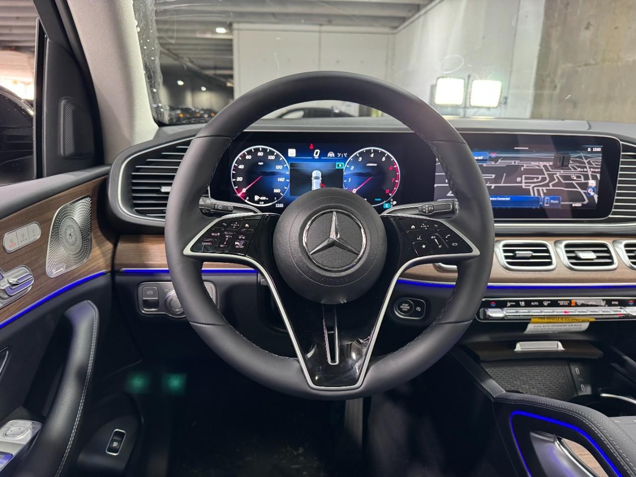 Mercedes-Benz GLE Vehicle Full-screen Gallery Image 13