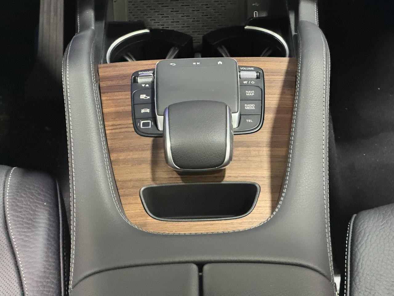 Mercedes-Benz GLE Vehicle Full-screen Gallery Image 16