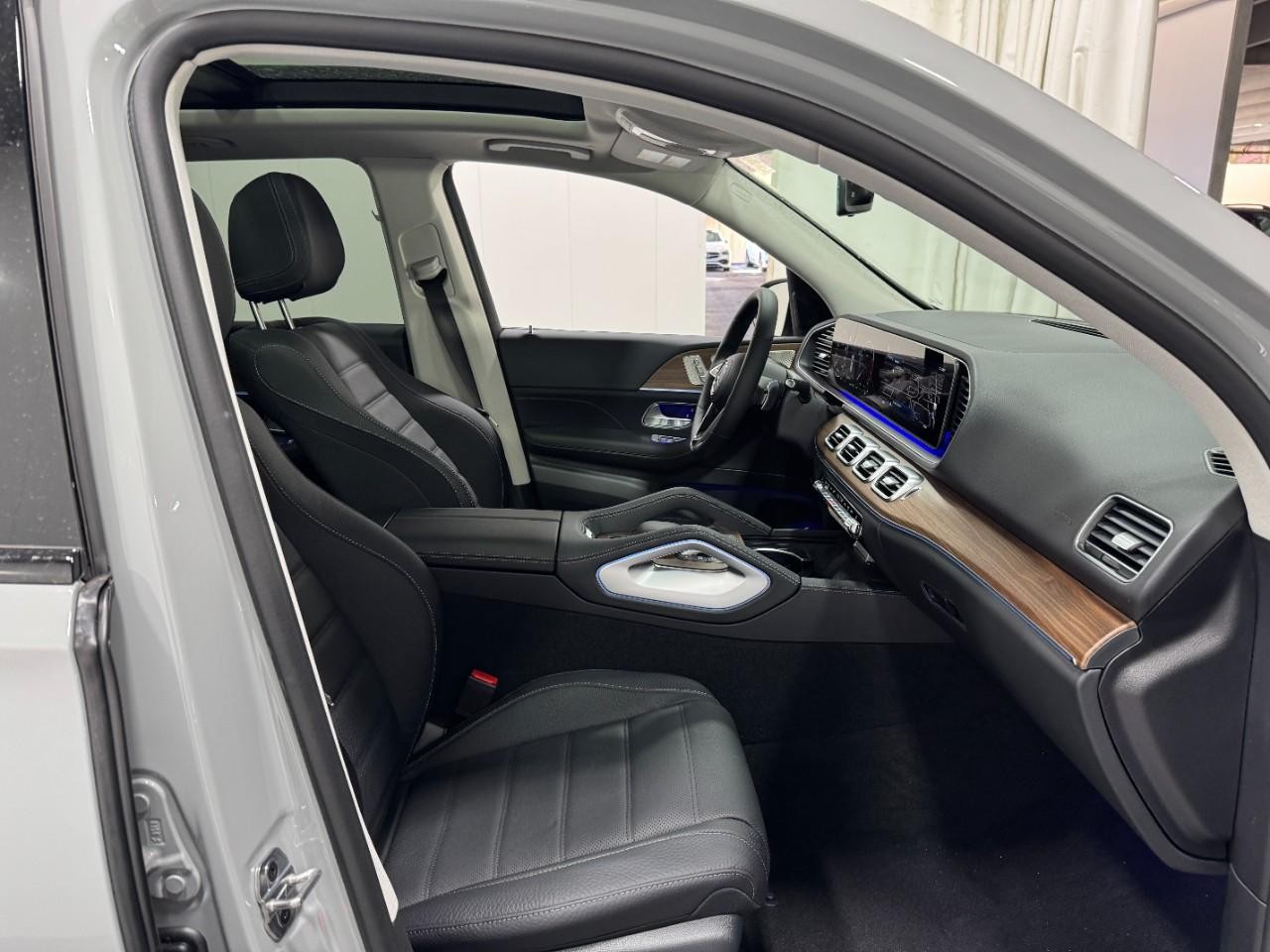 Mercedes-Benz GLE Vehicle Full-screen Gallery Image 18