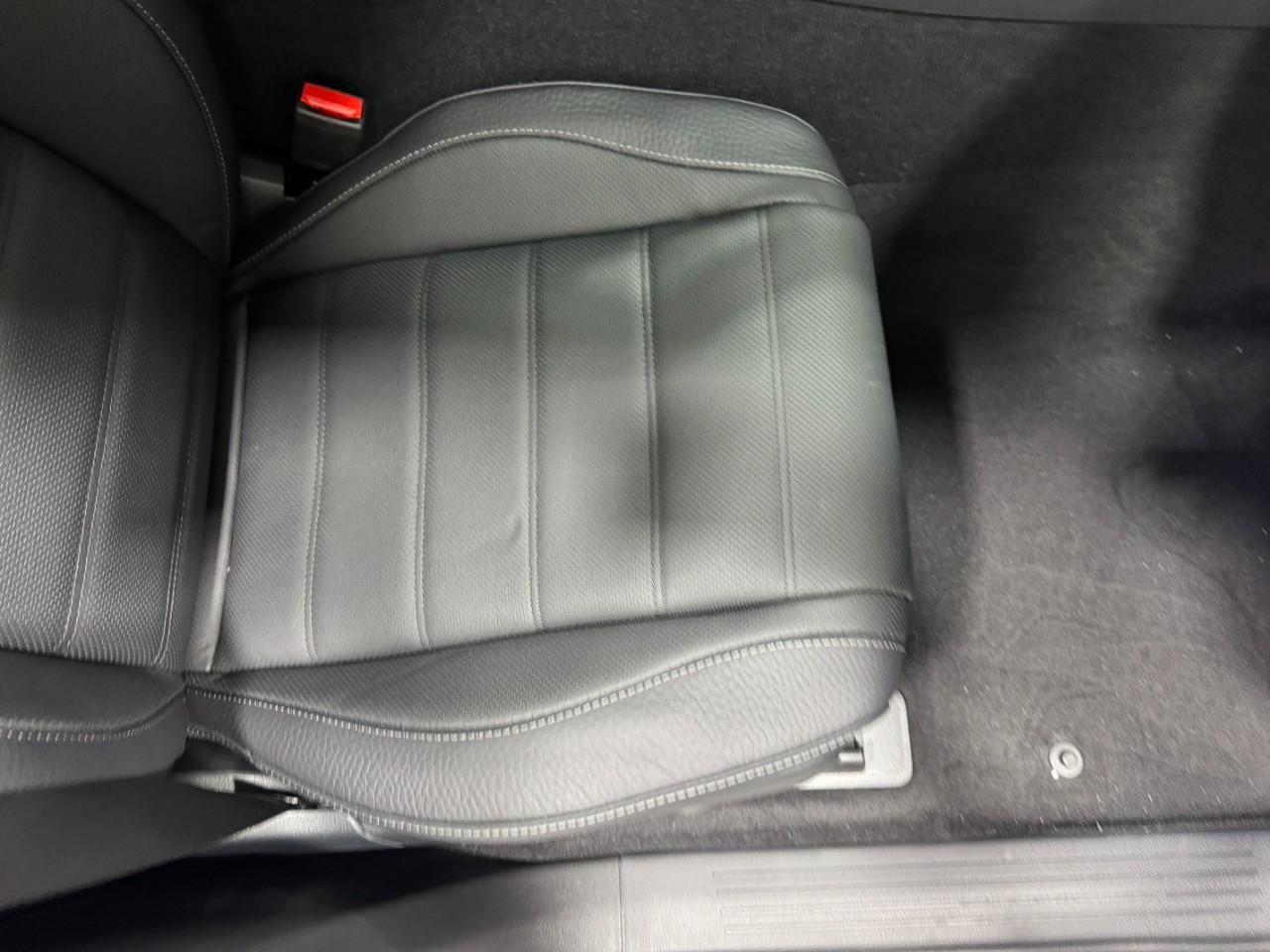 Mercedes-Benz GLE Vehicle Full-screen Gallery Image 19