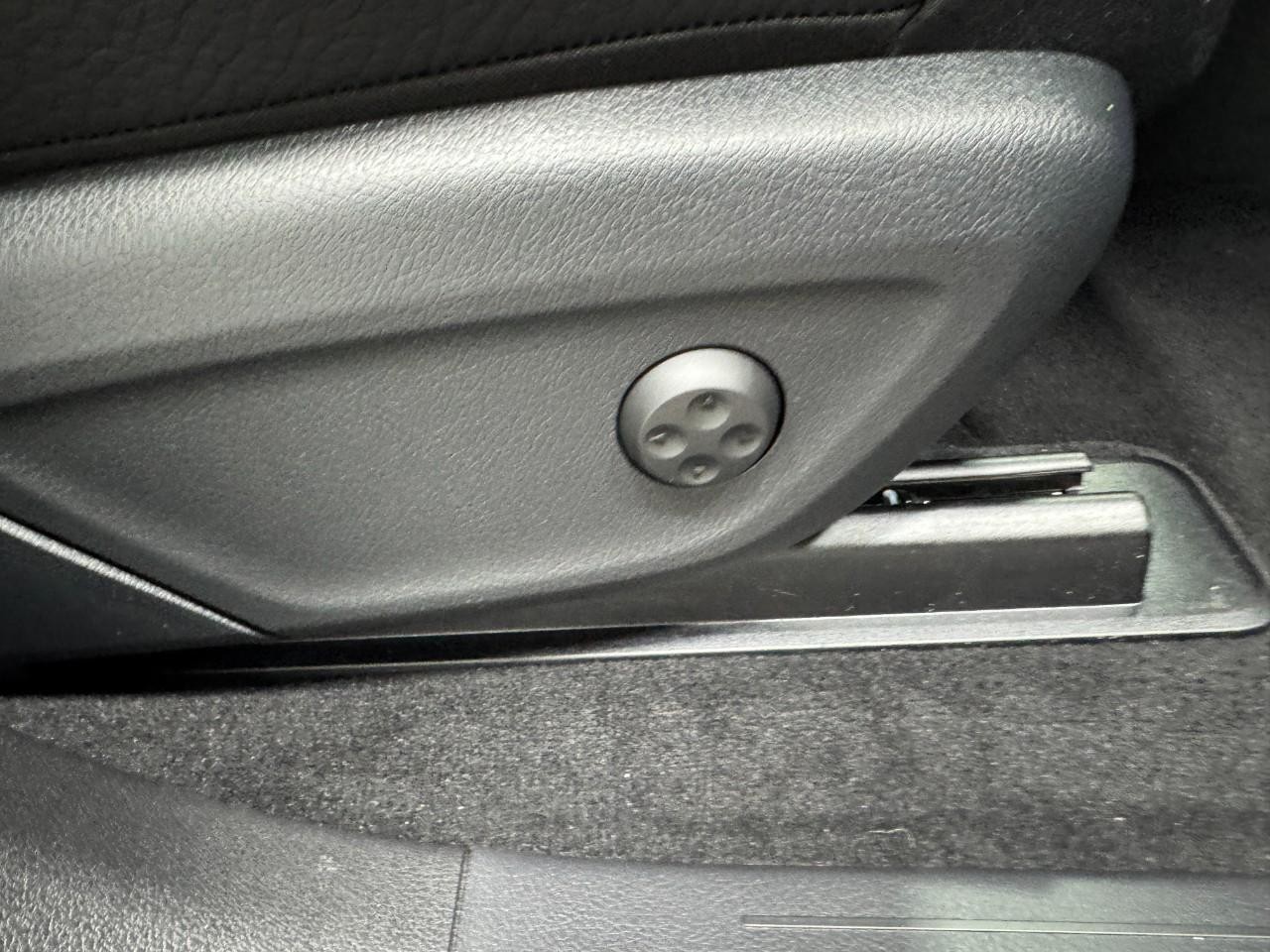 Mercedes-Benz GLE Vehicle Full-screen Gallery Image 20