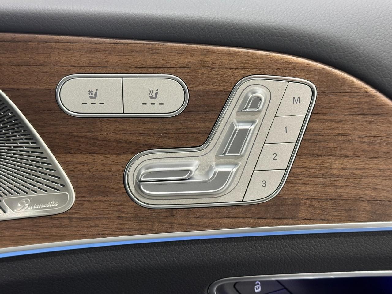 Mercedes-Benz GLE Vehicle Full-screen Gallery Image 21