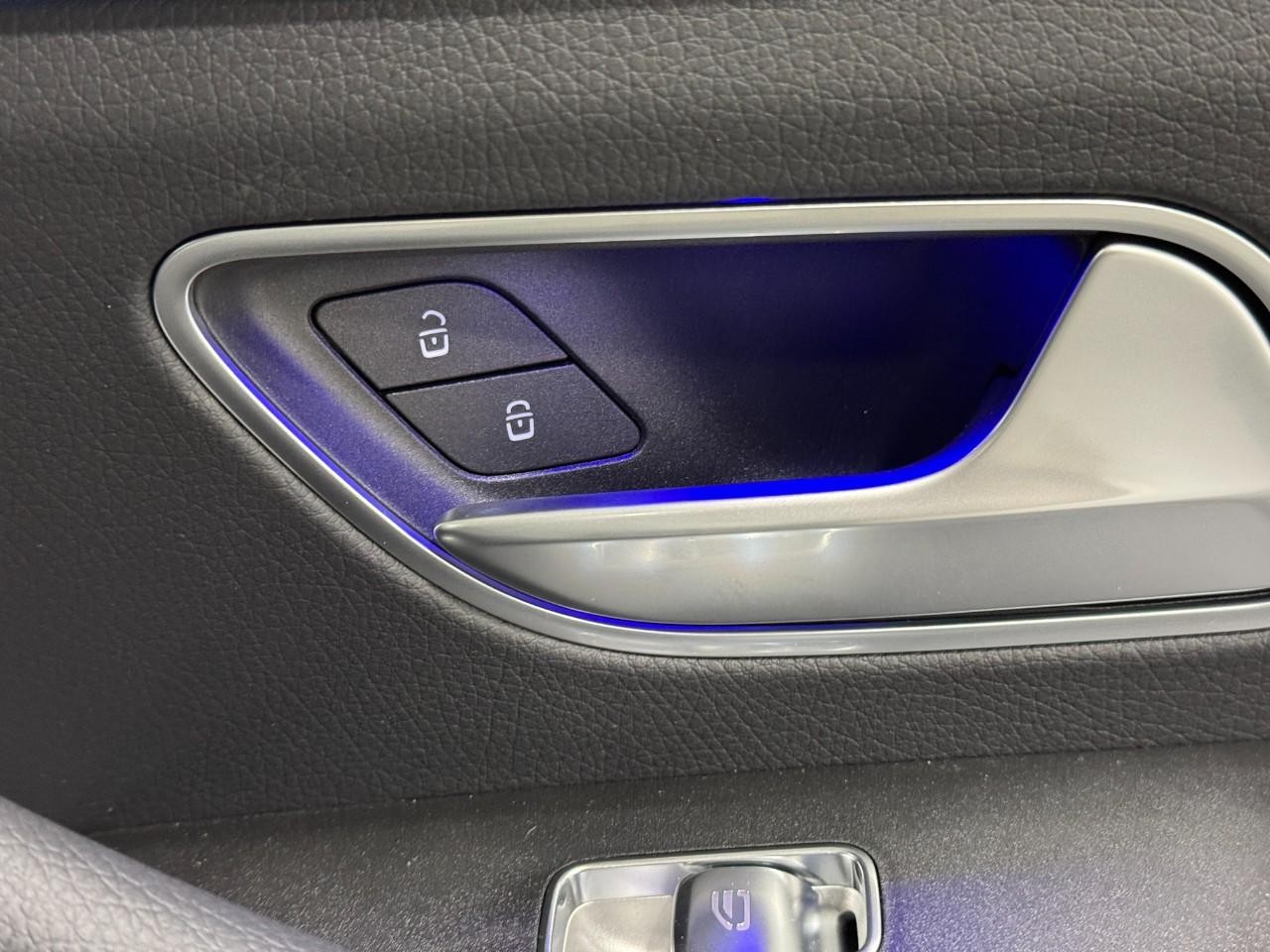 Mercedes-Benz GLE Vehicle Full-screen Gallery Image 22