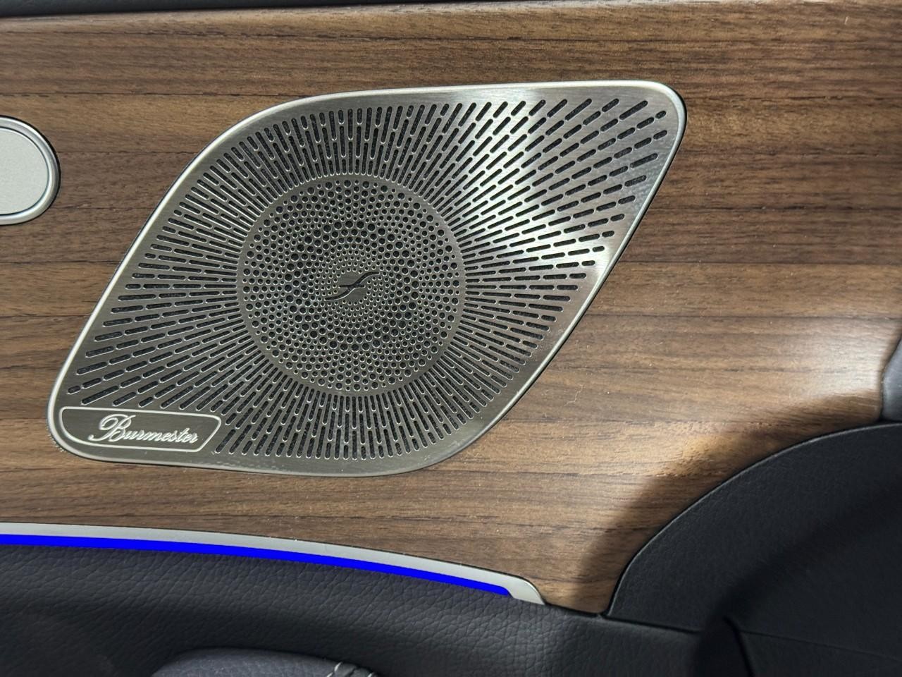 Mercedes-Benz GLE Vehicle Full-screen Gallery Image 24