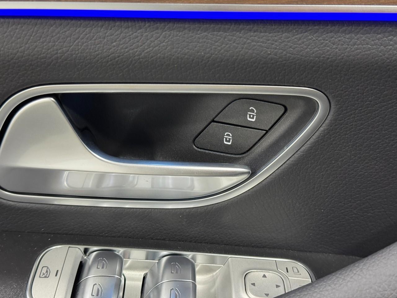 Mercedes-Benz GLE Vehicle Full-screen Gallery Image 26