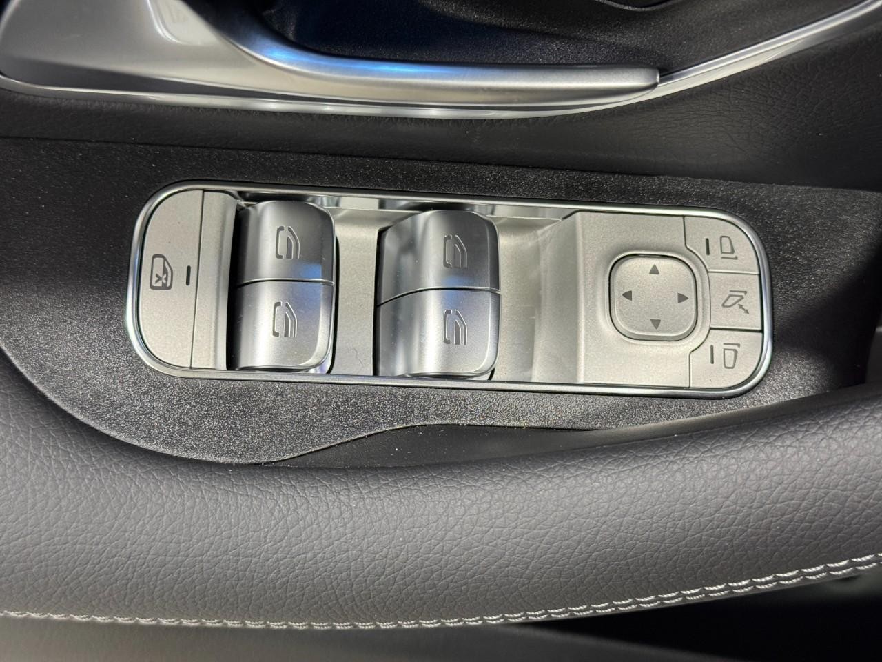 Mercedes-Benz GLE Vehicle Full-screen Gallery Image 27