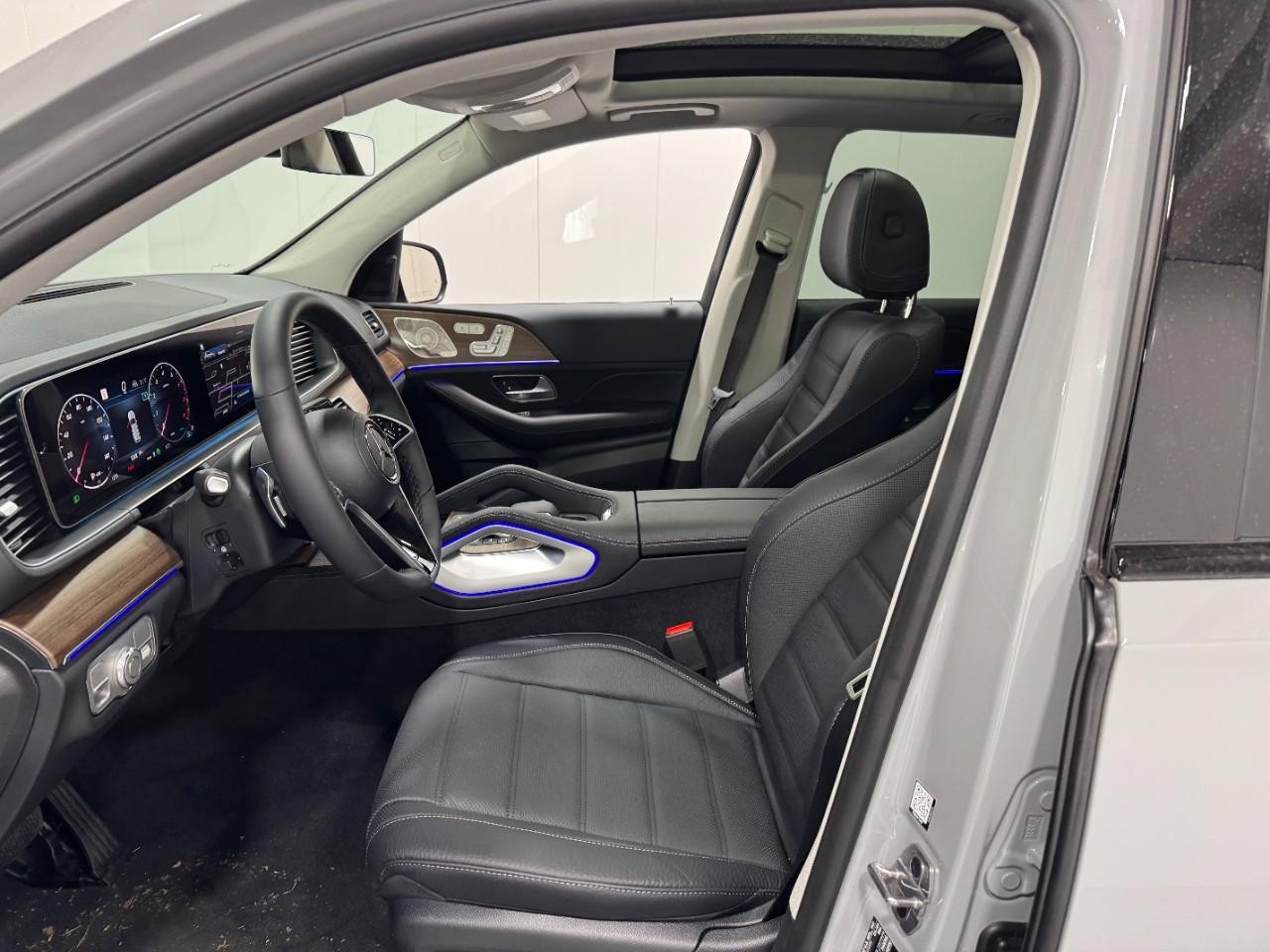 Mercedes-Benz GLE Vehicle Full-screen Gallery Image 29