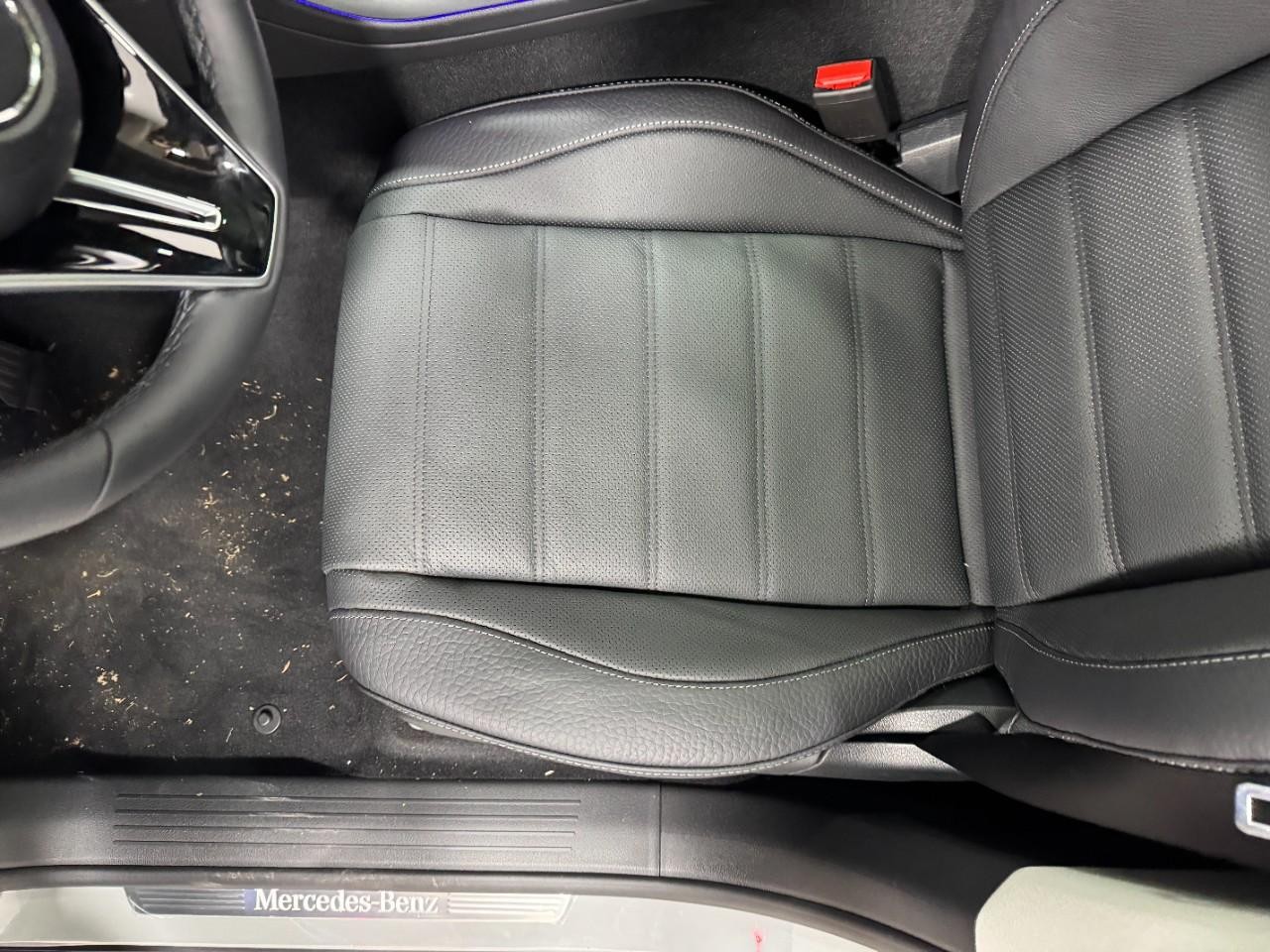 Mercedes-Benz GLE Vehicle Full-screen Gallery Image 30