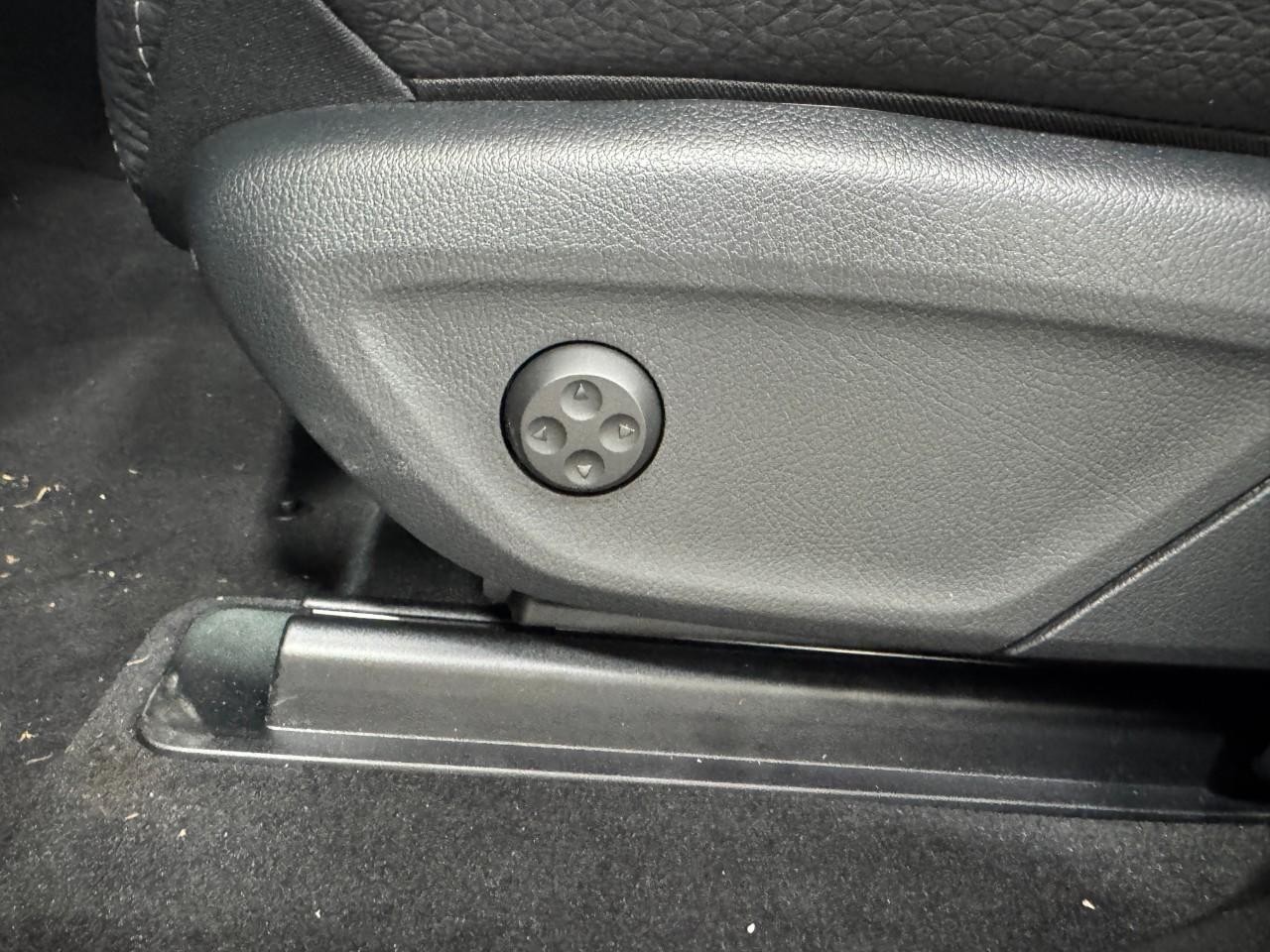 Mercedes-Benz GLE Vehicle Full-screen Gallery Image 31