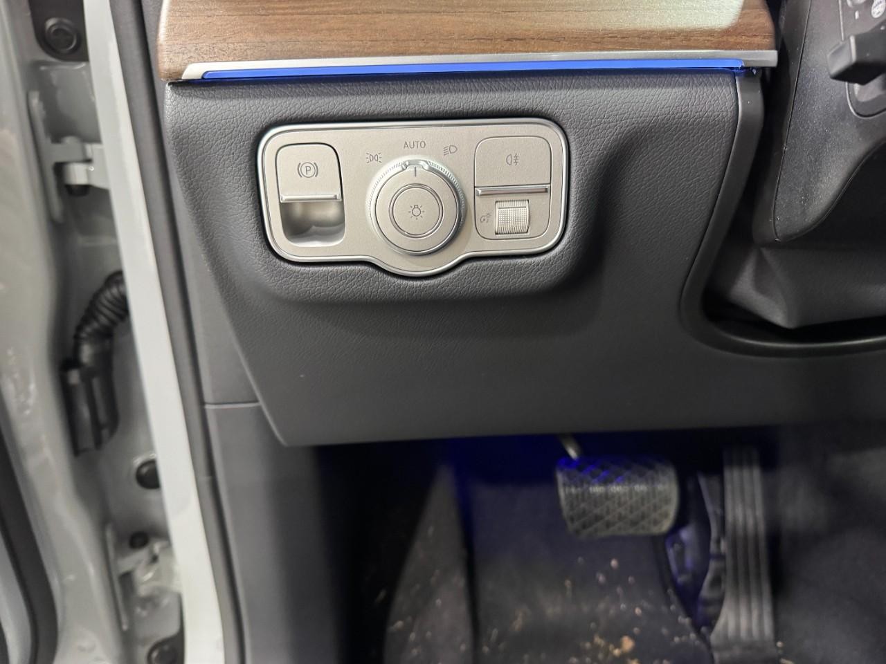 Mercedes-Benz GLE Vehicle Full-screen Gallery Image 32