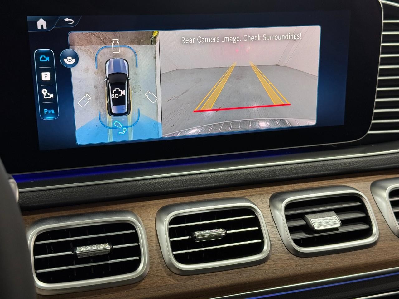 Mercedes-Benz GLE Vehicle Full-screen Gallery Image 37