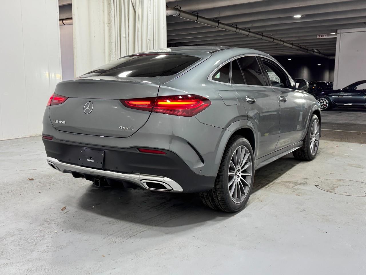 Mercedes-Benz GLE Vehicle Full-screen Gallery Image 4