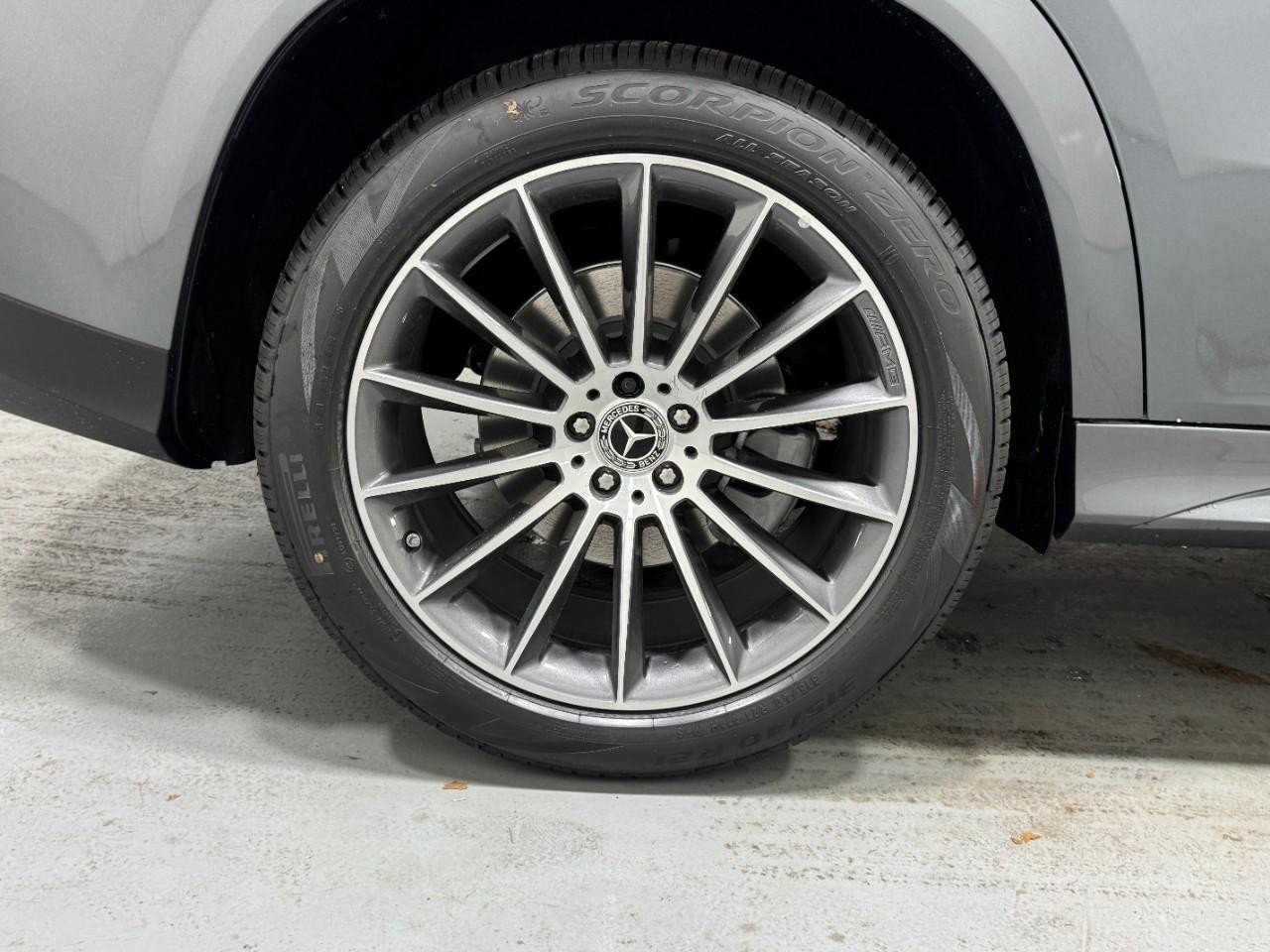 Mercedes-Benz GLE Vehicle Full-screen Gallery Image 5